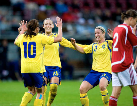  0-1, Nr. 10 Hanna Ljungberg, mål direkt efter skada, grattas av Therese Sjögran och Victoria Svensson. Jubel.