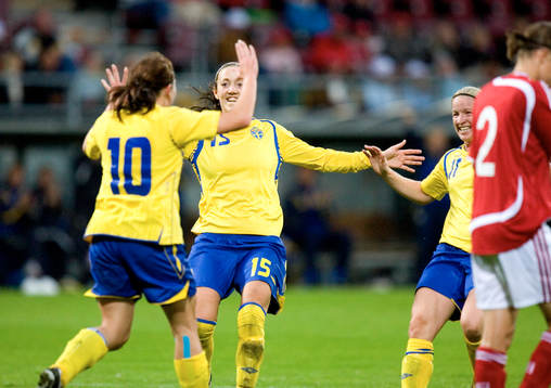  0-1, Nr. 10 Hanna Ljungberg, mål direkt efter skada, grattas av Therese Sjögran och Victoria Svensson. Jubel.