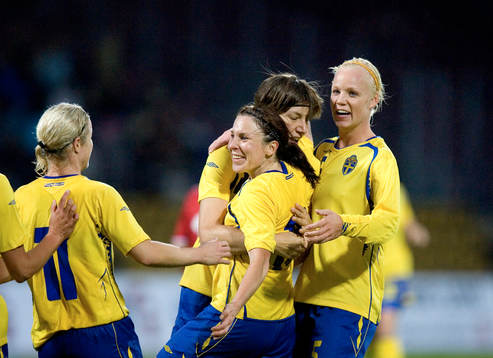  0-2, Nr. 10 Hanna Ljungberg, två mål direkt efter skada, hela laget grattar. Jubel.