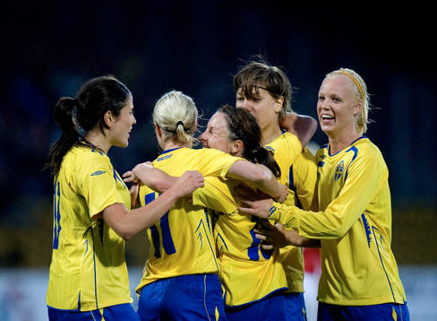  0-2, Nr. 10 Hanna Ljungberg, två mål direkt efter skada, hela laget grattar. Jubel.