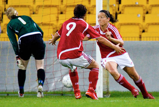 Merete Pedersen jublar över mål för Danmark, Maiken Pape