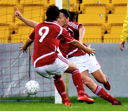 Merete Pedersen jublar över mål för Danmark, Maiken Pape