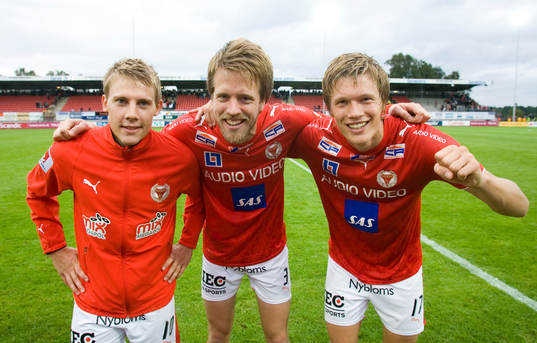  Kalmars tre målskyttar, Patrik Ingelsten, Joachim Lantz och Viktor Elm, jubel.
