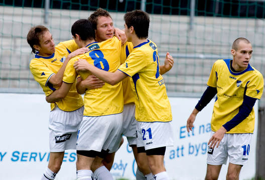   Jörgen Svensson, Malmö, nickar in 1-1, Jubel.