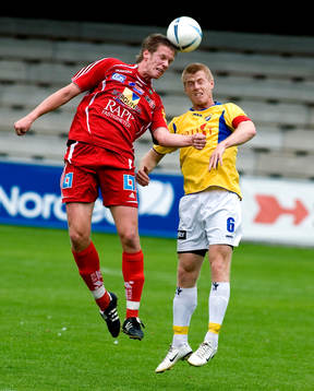 Niklas Hansson, IFK Malmö i nickduell med Skövde spelare