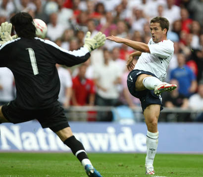  Michael Owen, England och Dudu Aouatec, målvakt, Israel.