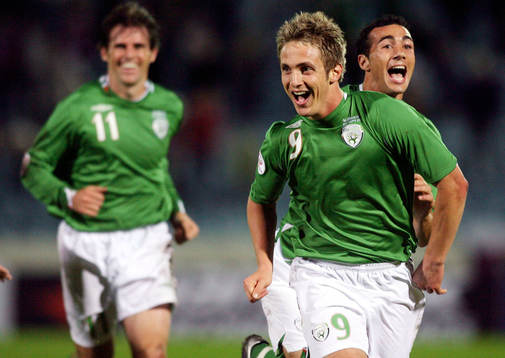  Kevin Doyle, Irland, jubel efter mål med Stephen Kelly och Kevin Kilbane.