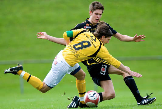  Simon Larsson i kamp mede en Lunda-spelare.