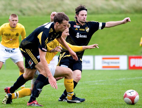  Johan Waldemarsson och Daniel De Stefano trycker till en Lunda-spelare.