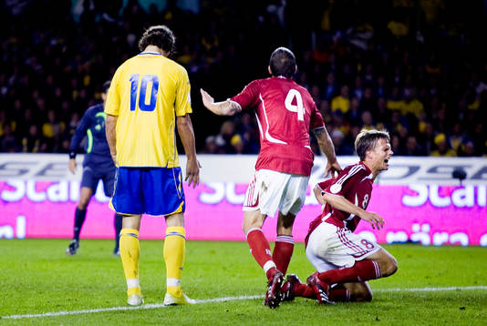 Zlatan Ibrahimovic knuffar till Jesper Gronkjaer, Danmark