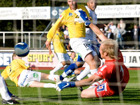   Patrik Lundgren och Rasmus Rydén, målvakt, Falkenberg.