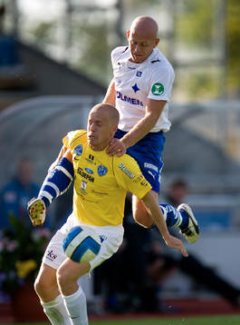 David Nordbeck klättrar på Johan Claesson