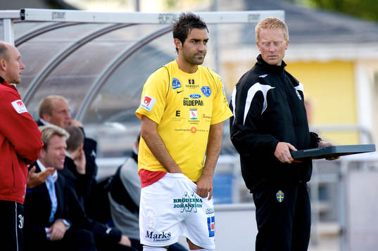   Debutanten Ricardo Penella från Valencia ser till att ha allt på plats när han skall hoppa in, fjärdedomaren Henrik Hall konstaterar faktum. Lagets båda tränare Stig Kristensson och Mats Jingblad till vänster.