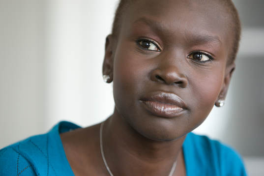 Vi träffar supermodellen Alek Wek, som har skrivit en bok.