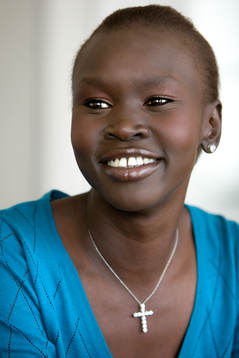 Vi träffar supermodellen Alek Wek, som har skrivit en bok.