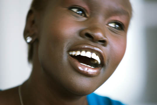 Vi träffar supermodellen Alek Wek, som har skrivit en bok.