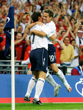  Michael Owen och Gareth Barry, jubel.
