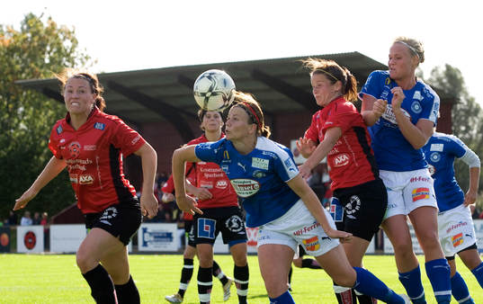  Hörna, Frida Petersson och Erla Arnardottir oroar Stattena-försvaret.