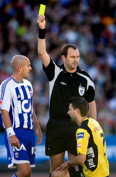 Jonas Eriksson, domare, varnar Jari Ilola, Elfsborg. Jonas