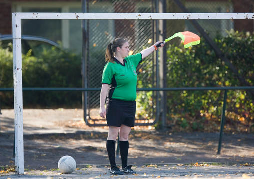 Genre. Grus. Grusplan. Kvinnlig domare. Linjedomare. Flagga