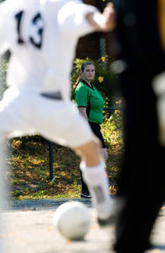 Genre. Grus. Grusplan. Kvinnlig domare. Linjedomare