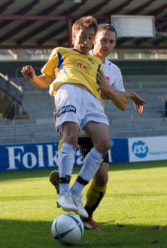 Zoran Jovanovic trycks i ryggen av en Visby-spelare.