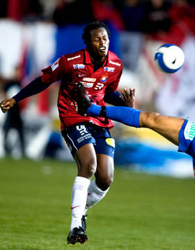 Samuel Barlay, Örgryte, får en spark i magen av Marco Da