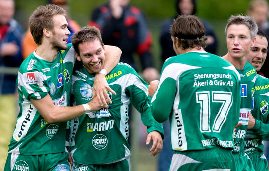  Richard Jansson, Andreas Kristoffersson, David Leinar, Jörgen Wålemark, Ljungskile, jubel efter målet.