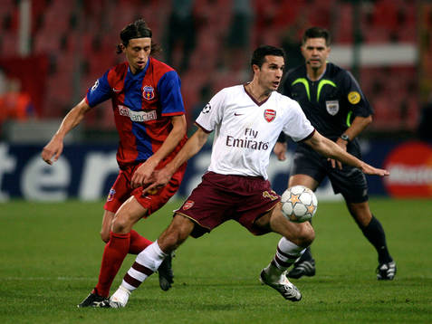 Robin Van Persie, Arsenal och Ovidiu Petre, Steaua Bukarest
