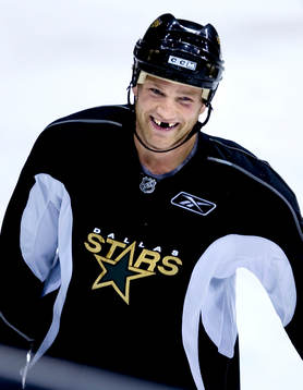 Todd Fedoruk, Dallas Stars, med en redig glugg istället