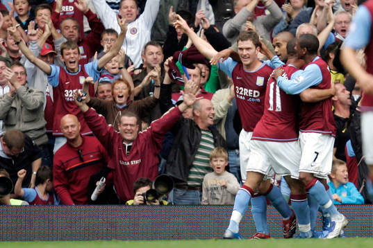  Aston Villas Craig Gardner jubel med Gabriel Agbonlahor och Ashley Young.