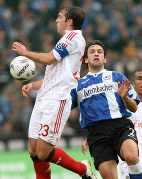   Rafael van der Vaart, Hamburg och Markus Schuler, Bielefeld.
