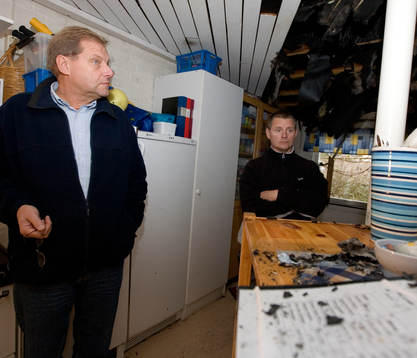Arne Hejlte och Patrick Samuelsson inspekterar skadorna