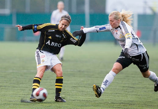   Kacey White, AIK (1-0) och Linda Sembrant, Bälinge.       