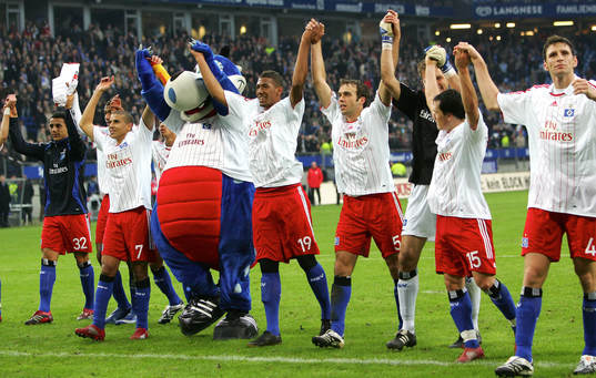  Aenis Ben-Hatrira, Maxim Choupo-Moting, Mohamed Zidan, Maskottchen Dino, Jerome Boateng, Joris Mathijsen, Frank Rost, Piotr Trochowski och Bastian Reinhardt, jubel.