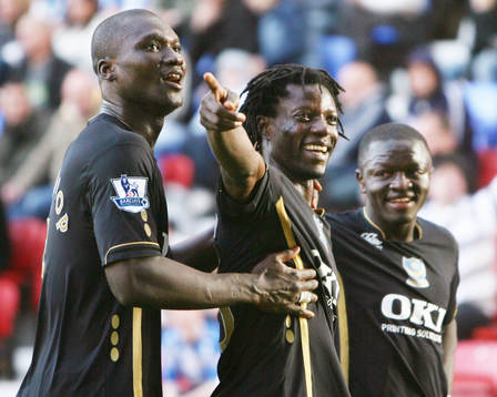  Benjani Mwaruwari, Sulley Muntari och Papa Bouba Diop, jubel. 