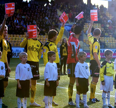  Abbas Hassan, målvakt, Martin Andersson, Elfsborg, ger rött kort åt rasismen.
