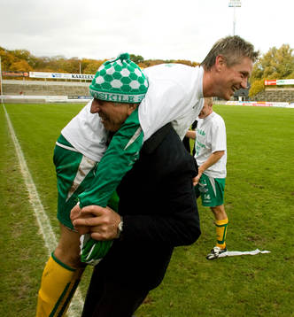  Ljungskile är klara för Allsvenskan, jubel. Jörgen Wålemark, hissas av pappa Bror Wålemark.