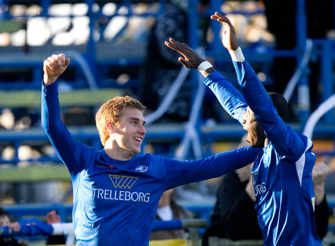  1-0, Rasmus Bengtsson, som grattas av Michael Mensah.