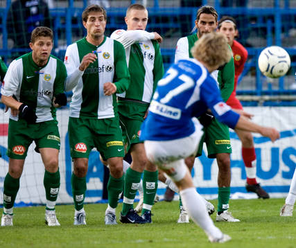  Jonas Bjurström nära överlista Hammarby-muren och målvakten George Moussan med en frispark.