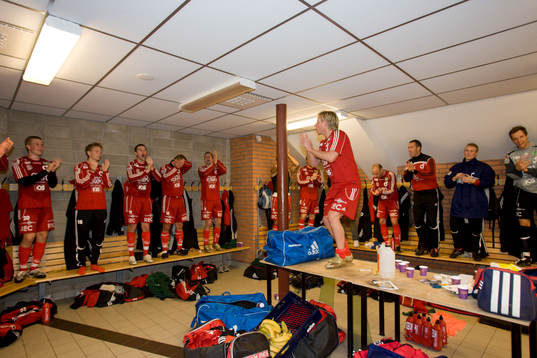   Jubel i Degerfors omklädningsrum efter säkrat kontraket i superettan.