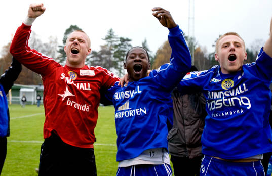  Fredrik Sundfors, målvakt, Abubaker Tabula, Christian Söderberg, Sundsvall, jubel efter allsvenska platsen säkrats.