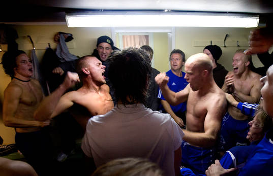  Fredrik Sundfors, målvakt och Joel Cedergren, Sundsvall, drar igång allsång i omklädningsrummet efter att laget blivit klart för allsvenskan, jubel.