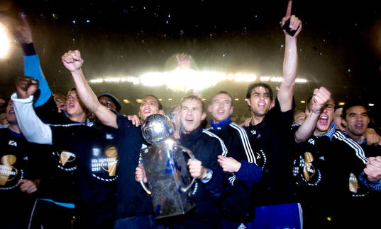  Andres Vasquez, Niclas Alexandersson, Jonas Olsson, IFK Göteborg, lyfter Lennart Johanssons pokal, skrik, jubel, Svenska mästare, SM-Guld, guld.