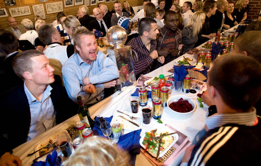  Magnus Ölme Johansson och Eldin Karisik i armkrok med pokalen, fest, jubel.