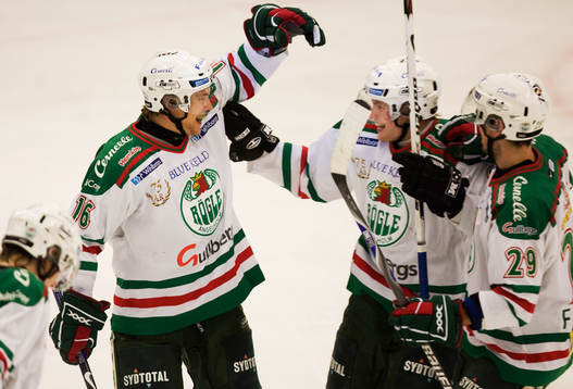  David Laudius, gör 1-1 grattas av Stefan Erkgärds och Fredrik Persson, Rögle.
