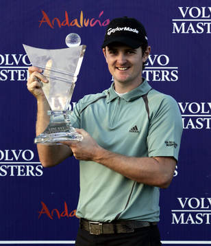  Justin Rose, England, med pokalen efter segern.