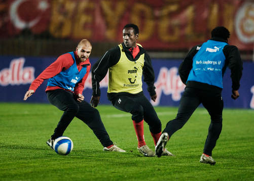 Olivier Karekezi dribblar