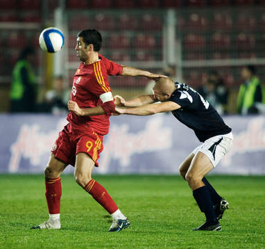  Hakan Sükür, Galatasaray, håller undan Christoffer Andersson, Helsingborg.