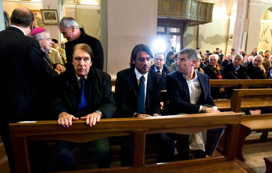  Cesare Maldini, Paolo Maldini, Mauro Tassotti, Roberto Donadoni syns hälsa på prästen.